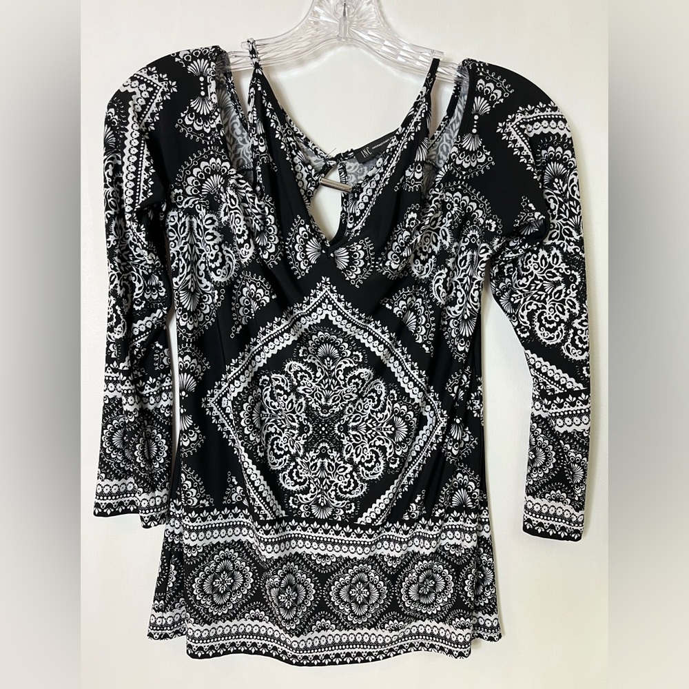 Inc International Women’s Black/White Open Shoulder Blouse Size M Key Hole Neck